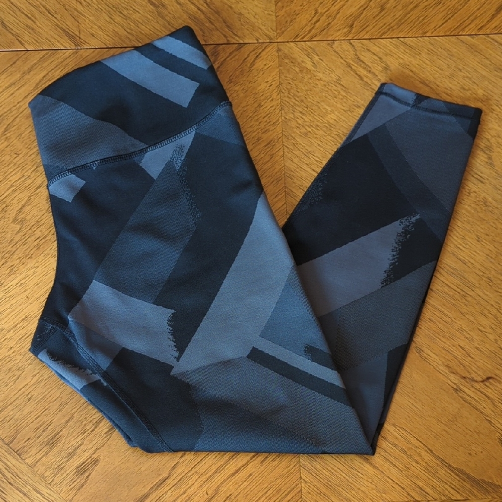 Brooks Formation Crop Mid Rise Black And Gray Geometric Pattern Leggings